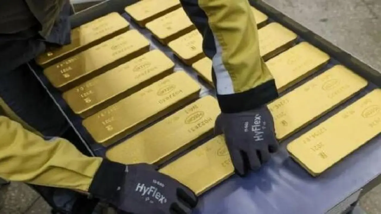 الذهب يواجه خسارة أسبوعية ثالثة بسبب قوة الدولار
